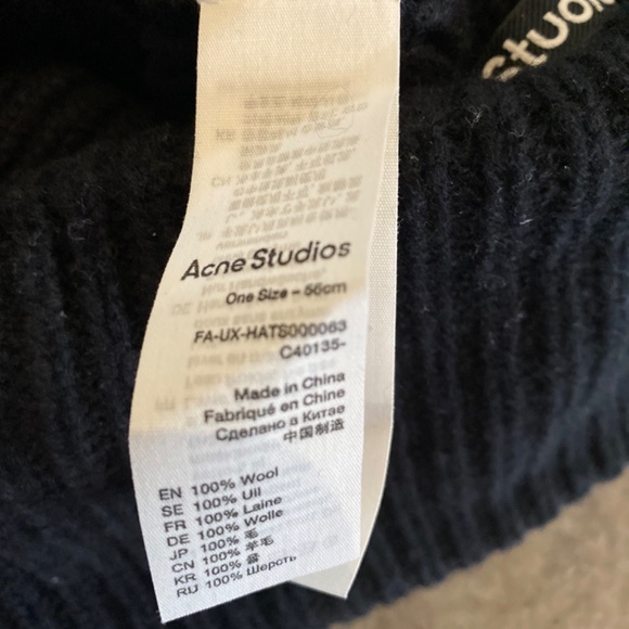 Acne toque - Picture 3 of 4